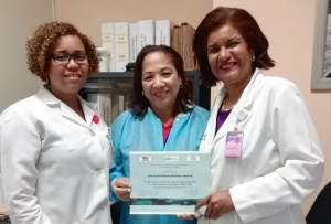 El materno recibe certificación de excelencia en procesamiento de pruebas de VIH.
