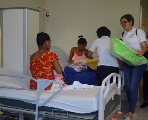 Recién paridas del Hospital Materno Dr. Reynaldo Almánzar reciben canastillas