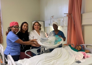 Hospital Materno Dr. Reynaldo Almánzar entregó canastilla a la madre del primer recién nacido del año 2023