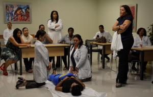 El SNS y la OPS imparten talleres de “Código Rojo Obstétrico” en hospital materno.