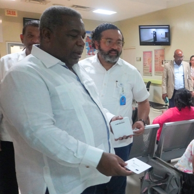 Coordinador del Gabinete de Política Social entrega bonos navideños a usuarias de Hospital Materno Dr. Reynaldo Almánzar
