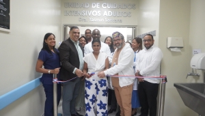 HMRA reconoce labor de Dra. Yasmín Santana, colocando su nombre en área de UCI