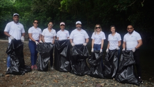 Colaboradores del Hospital Materno Dr. Reynaldo Almánzar realizan limpieza de río